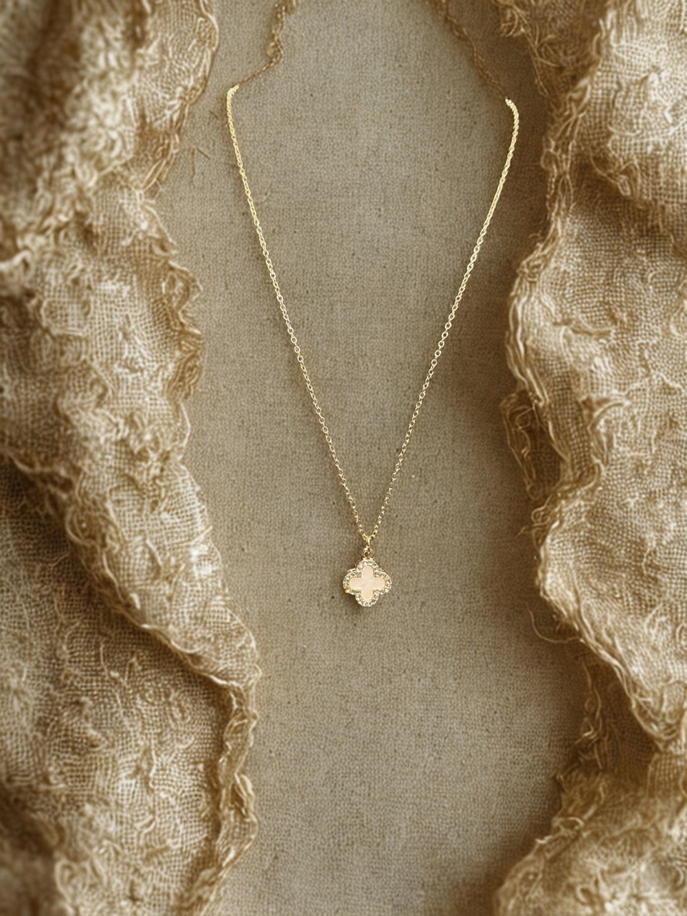 🖤Elegant Gold-Tone Reversible Clover Pendant
Necklace w/Rhinestone Accents/NWOT🖤